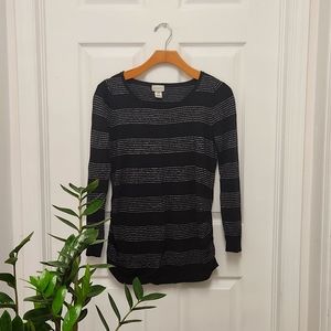7|$30 Motherhood maternity size medium top knitted